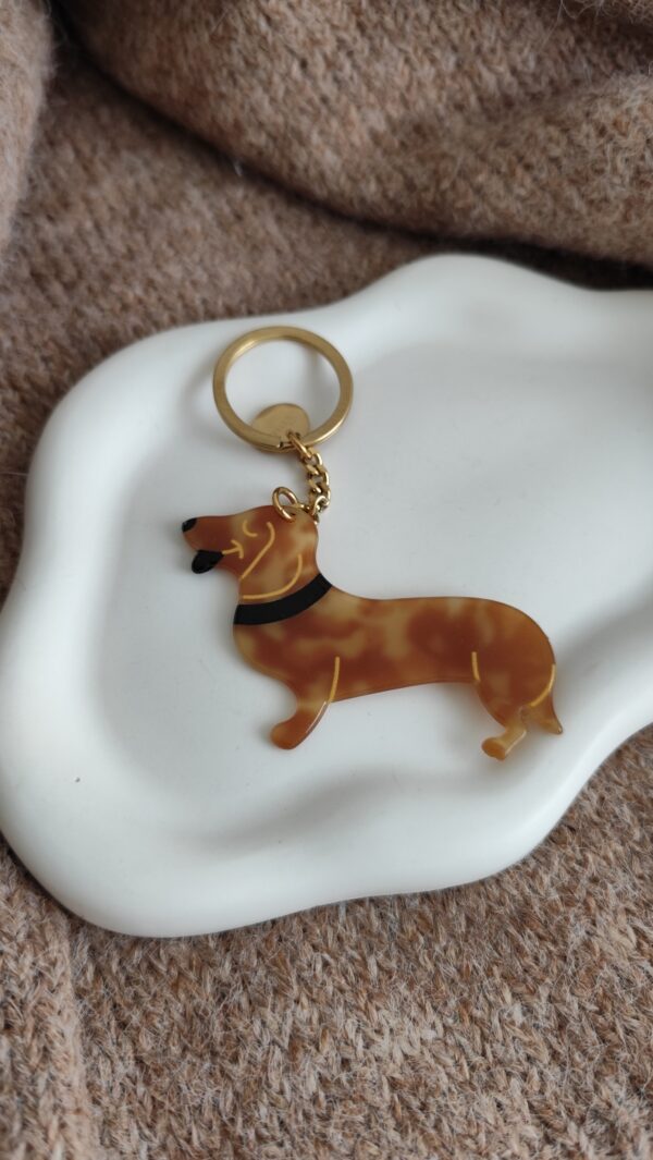 Porte clés teckel beige