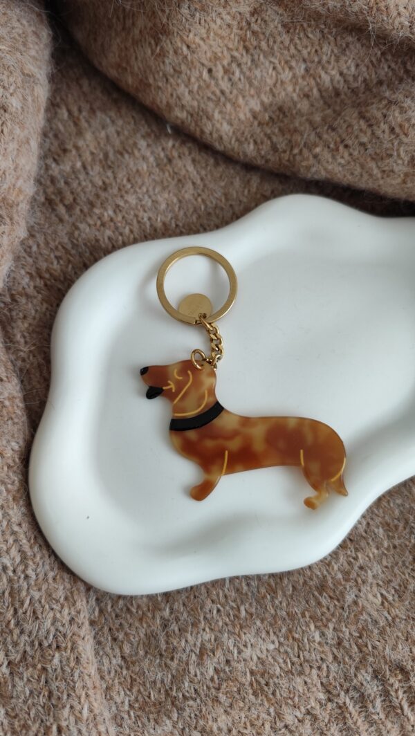 Porte clés teckel beige