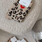 Chaussettes léopard écru coeur – Image 2