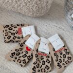 Chaussettes léopard écru love more – Image 3