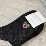 Chaussettes noires coeur léopard – Image 2