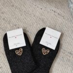 Chaussettes noires coeur léopard – Image 3