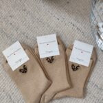 Chaussettes beiges coeur léopard – Image 3